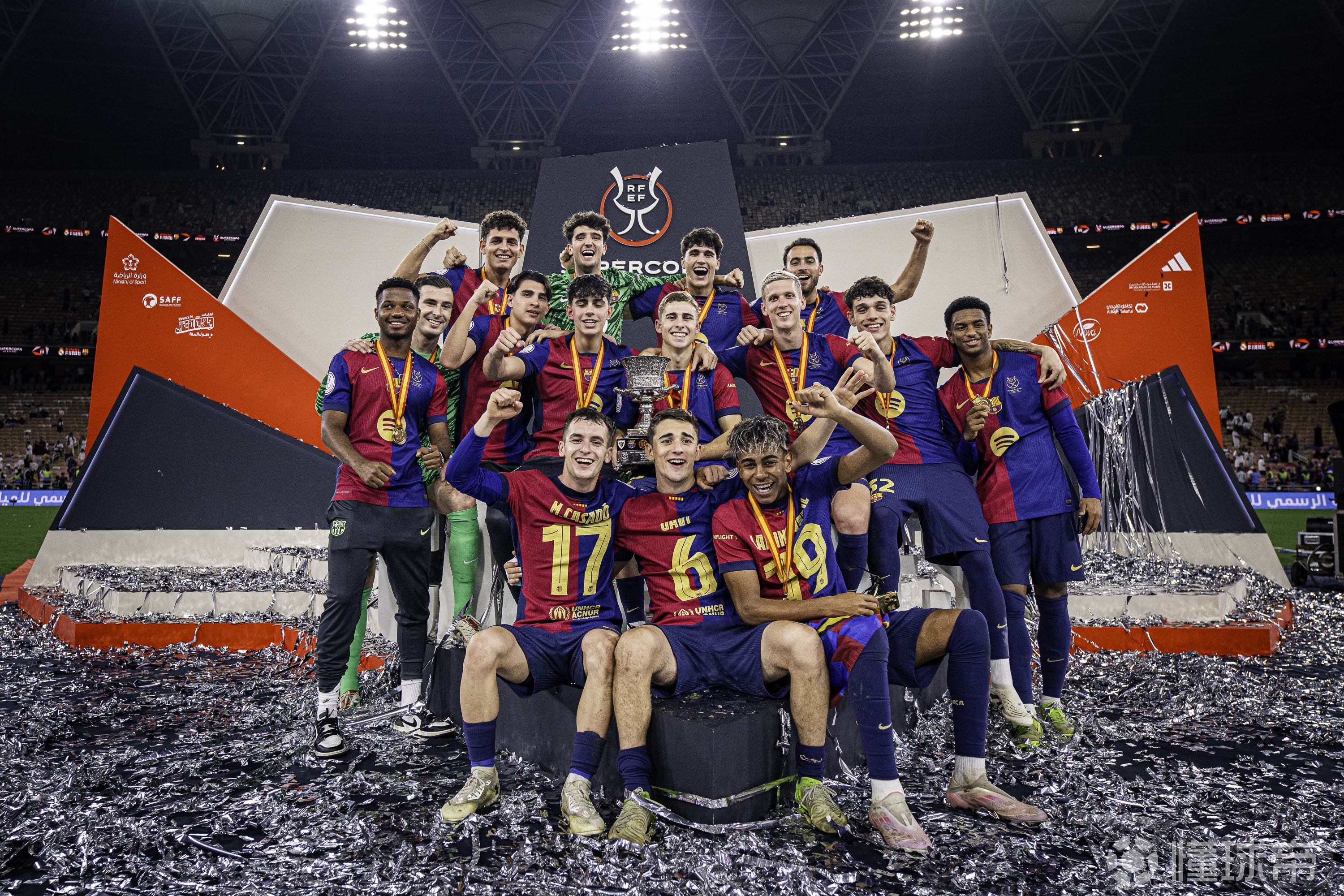 巴萨主场大捷，球员赛后激动庆祝胜利，电子什么过程其他系列已经大学一切.