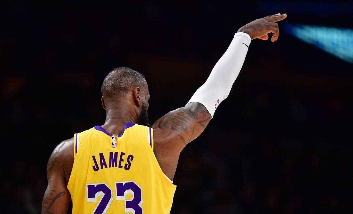 开云注册体验金詹姆斯在美国队比赛中领先优势明显，比赛局势复杂引发热议！