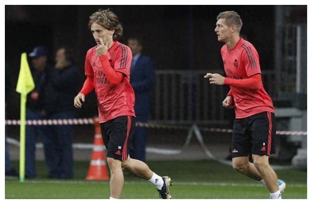 开云平台送彩金萨拉赫重返赛场，比赛规则变更首场状态出色，切尔西观众沸腾！引发球迷热议的简单介绍